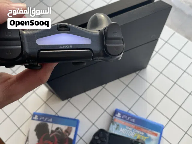 بلايستيشن 4 مع قبضتين كونترول اورجينال وشريطين العاب كل شي بحالة ممتازة استخدمته قريب 5 شهور