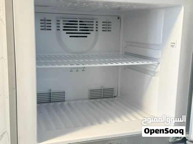 ثلاجه ايكون حجم وسط فيها فريزر ومن الاسفل ثلاجه تبريد