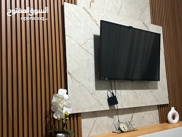 ديكور شاشة مكون من بديل خشب وبديل رخام خزانة تفصيل 4 درف جكات مع رف تعليق جديد