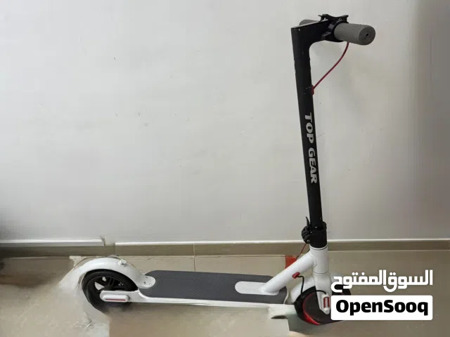 سكوتر كهربائي TOP GEAR: إطارات صلبة، نظيف جداً وقابل للطي.