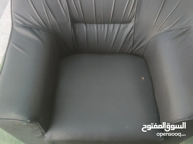 طقم كنب جلد للبيع بخاله ممتازه جدا