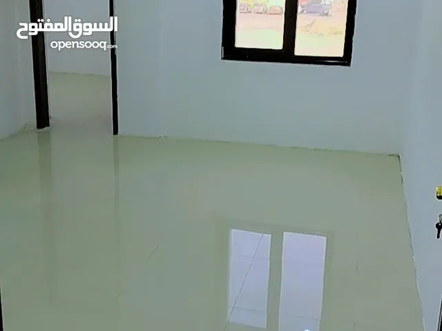 شقة للايجار غرفه وصاله وحمام ومطبخ صباح السالم قطعه 3 عائلات وافدون فقط غير متاح للعزاب