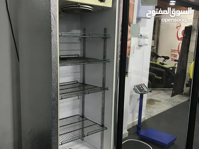 ثلاجة عرض باب زجاجي بحالة ممتازة
