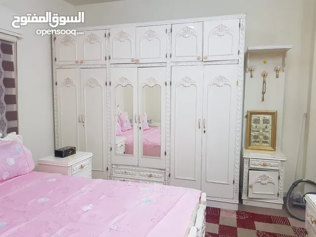 خزانة ملابس وتسريحة