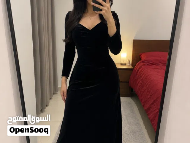 فستان اسود كاجول