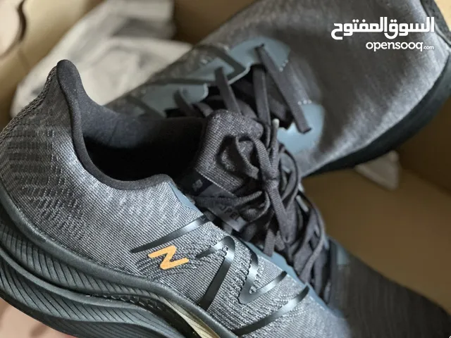 حذاء نيو بالانس للبيع مريح جدا للقدم قابل للتفاوض