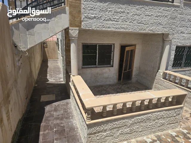 شقة مع ساحه شارع البترا