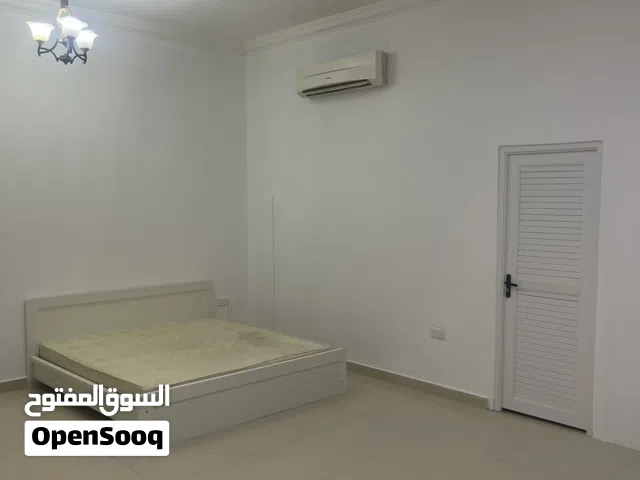 غرفه وحمام ومطبخ واسع قريب الموج وذا فيلج شامل الفواتير والانترنت موظفات او عوائل مكان راقي ونظيف.