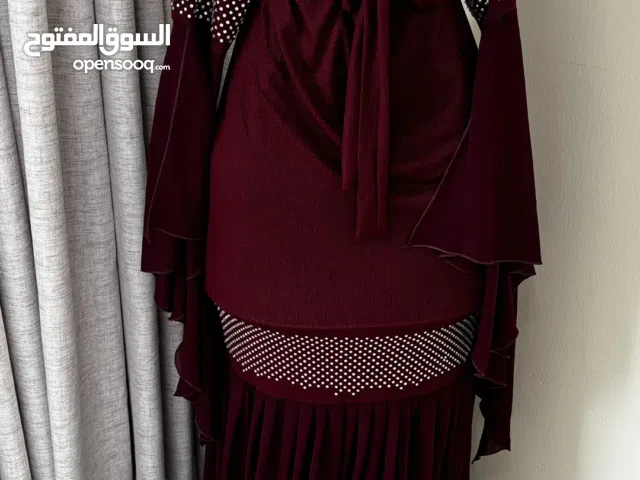 فستان عنابي عالجسم من فوق يلبس M/L جديد مع حزام