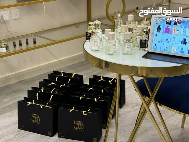 محل عطور جاهز للبيع مع المعدات