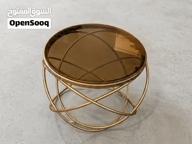 الفخامة تبدأ من التفاصيل.  طاولة عصرية بتصميم فاخر يلفت الأنظار ويمنح منزلك لمسة راقية لا تُنسى. ا