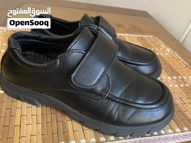 حذاء لبسه مره وحده اصلي
