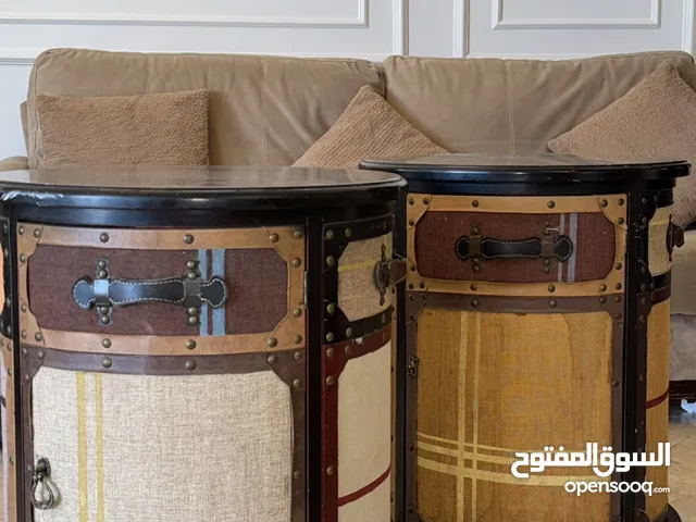 طاولتين جانبية مع درجين تخزين مزخرفه من الخشب و الأشغال اليدويه اخداش بسيطه