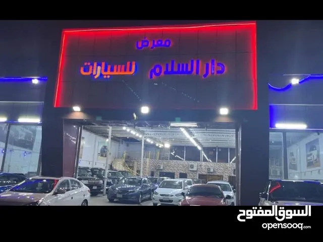 معرض سيارات للبيع