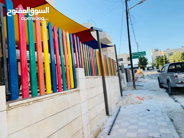 تفصيل سور و سياج خشبي ملون ومظلات اشرعة للحضانات ورياض الأطفال والمدارس