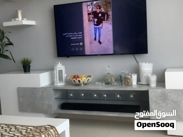 طاولة تلفاز مع أرفف على الحائط