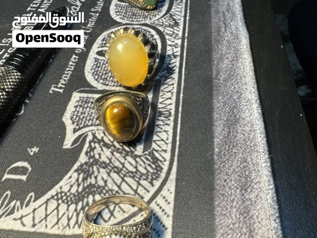 خواتم كل خاتم له حجر مميز