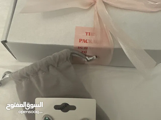 Woman zircon earrings