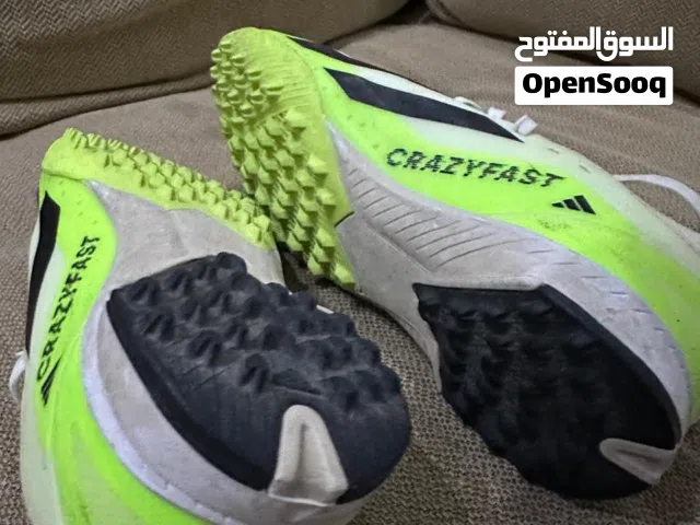 حذاء اديداس للبيع بحالة ممتازة، قياسه 34