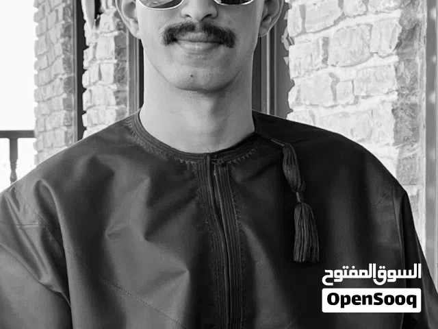 نظارة شمسية بتصيم عصري حديث تحمي من الأشعة الفوق البنفسجية.