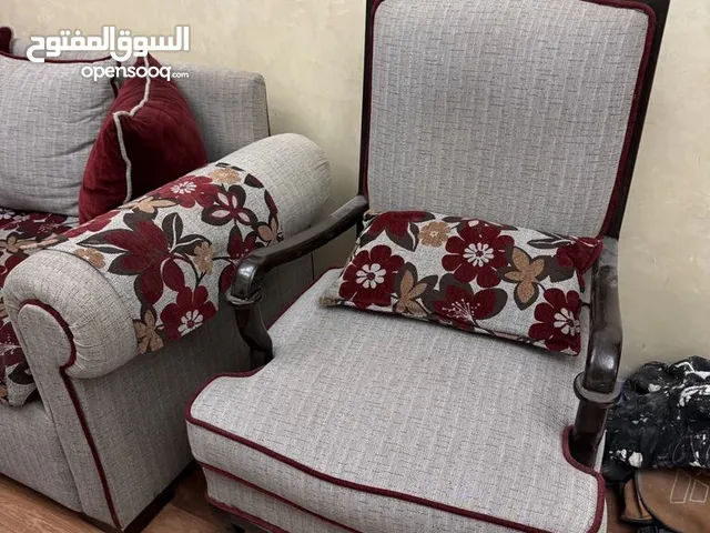 طقم كنب بحالة ممتازة سبع مقاعد ،، الهيكل مصنوع من خشب السويد ..