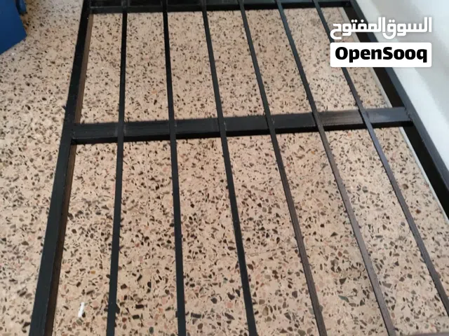 تخت حديد بلون الأسود العدد3 للبيع بسعر مناسب الحجم مفرد