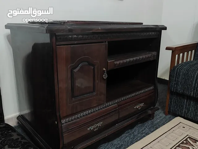 طاولة خشبية
