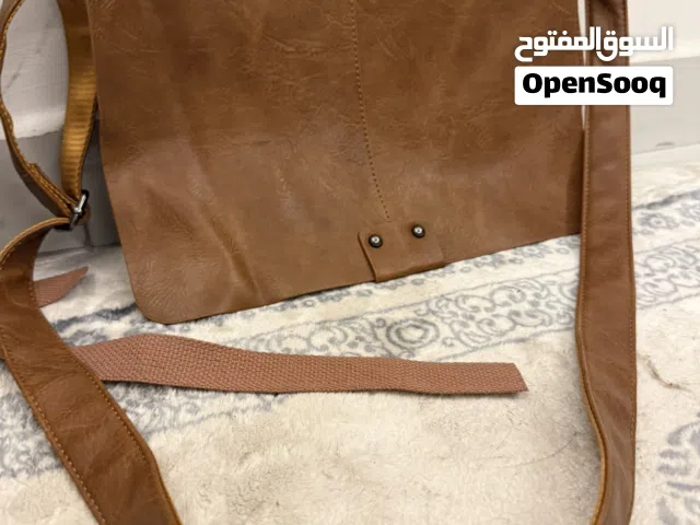 ثلاث حقائب جلد طبيعي وحقيبة جيم
