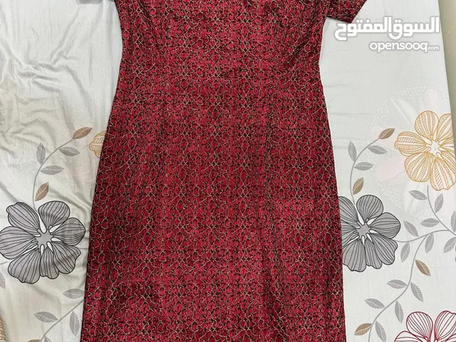 فستان لونه احمر