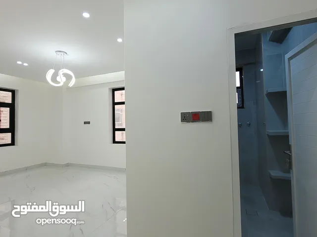215 m2 5 Bedrooms Apartments for Sale in Sana'a Bayt Baws