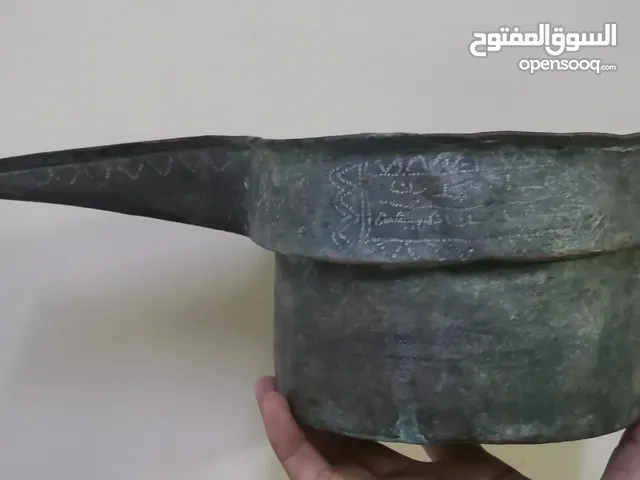 قطعة اثرية تراثية نادرة وعاء نحاسي قديم، منقوش باسم الصانع: "عمل محمد بن سعيد بن جميعة"