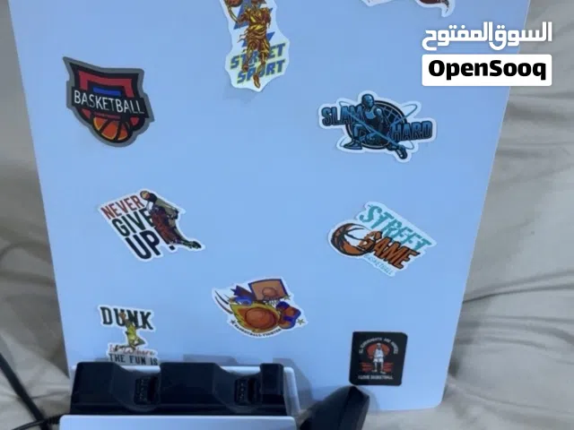 بليستيشن فايف نضيفه ماتشكي من اي شي معاها قيرين وشاحن