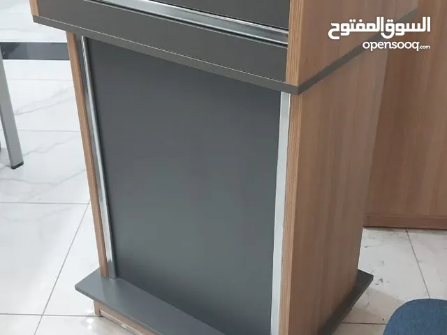 طاولة إلقاء متوفر بعدة الوان