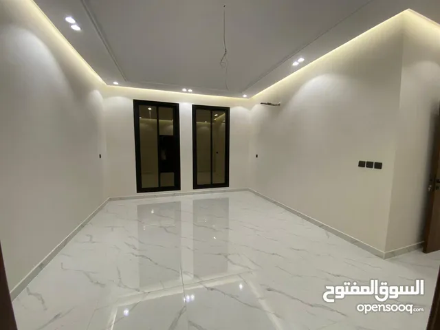 شقة للايجار السنوي في مكة المكرمة حي الزايدي تتألف من خمس غرف نوم وصاله وثلاث دورات مياه وحمامين
