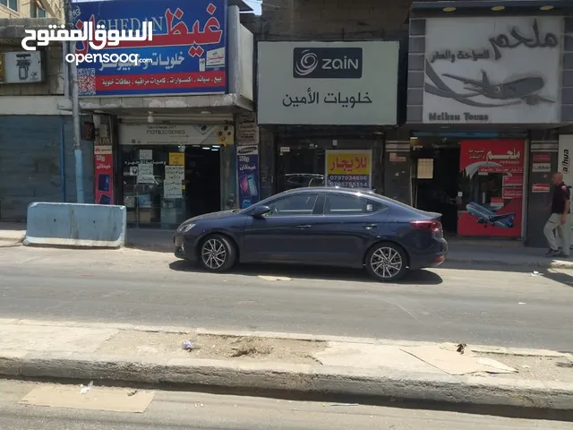 محل تجاري للبيع في زرقاء شارع جيش مقابل مطعم اكرم