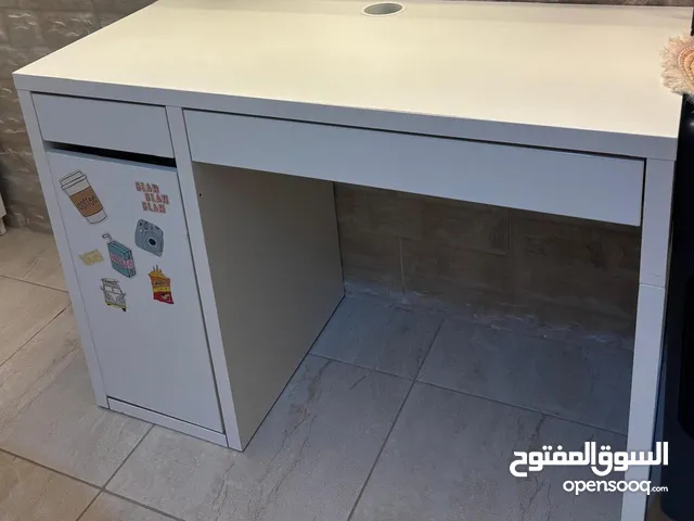 مكتب و كرسي و تيبل لامب من ايكيا