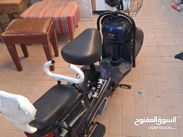 سكوتر كهربائي لون أزرق وأسود للبيع سكوتر بحالة جيدة جدًا، لون أزرق وأسود، استعمال قليل ونظيف. يعمل ب