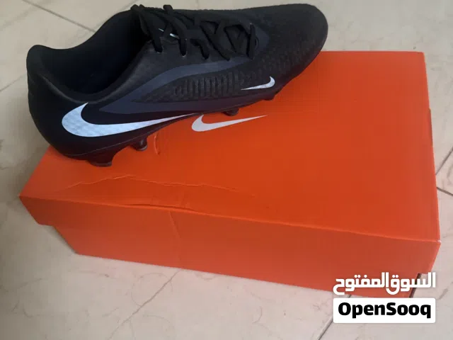 حذاء نايكي أصلي مع البوكس nike phantom gx2 academy الحالة ممتاز جدا استخدام مرة لايوجد اي تشققات