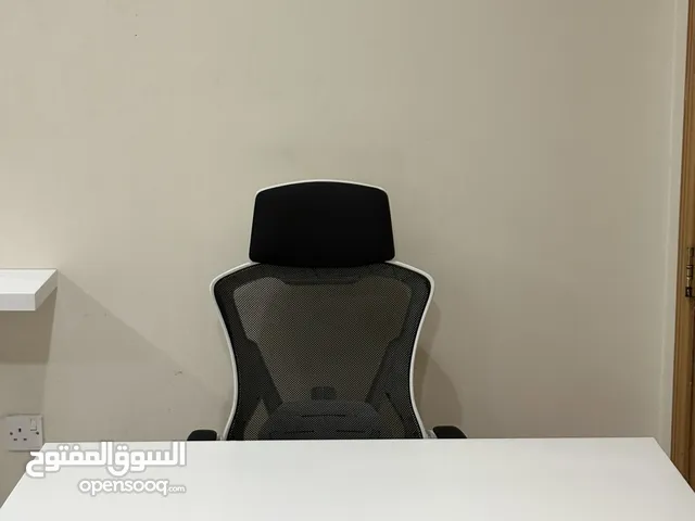 للبيع كرسي مكتب مع طاولة ايكيا