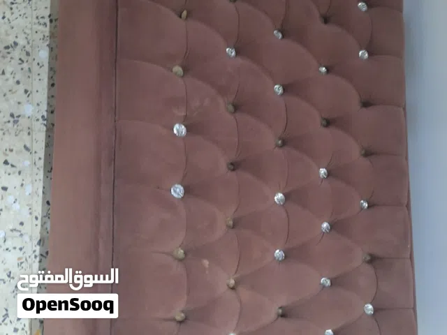 كنبه وكرسيين وطاوله