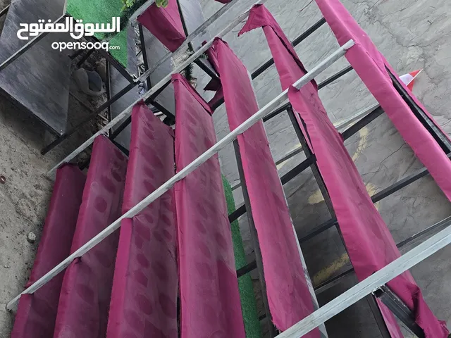 رفوف حديد مع قاعدة خشب