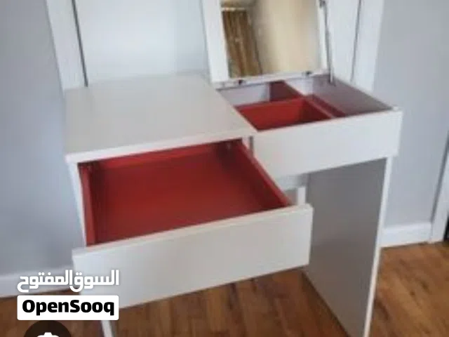 طاولة مع كرسي ماركة إيكيا في حالة جيد ممتاز و نظيف مع توصيل