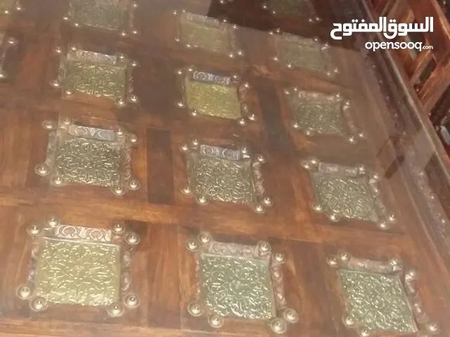 طاولة طعام فاخره مع 8 كراسي، خشب ثقيل ، طلبية خاصه شغل يد مطعمه بالنحاس