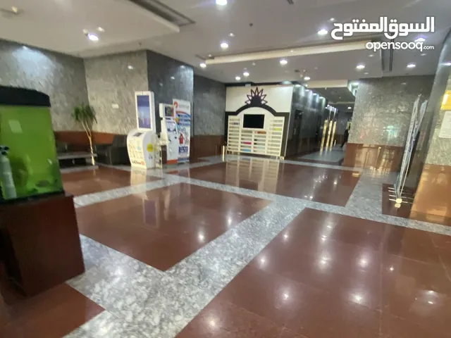 غرفه وصاله للبيع بعجمان مدينه الإمارات اتنين حمام وبلكونه وباركن فري تكيف مركزي اول ساكن