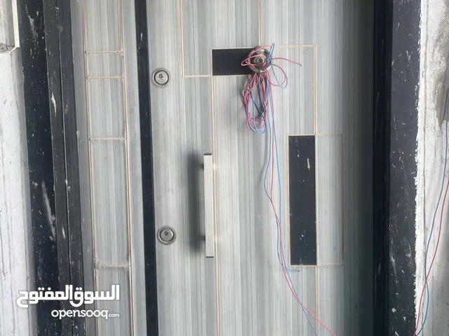 باب خارجي تركي مصفح مكطوظ من مكانه مقاس العرض 1.30الطول 2.23