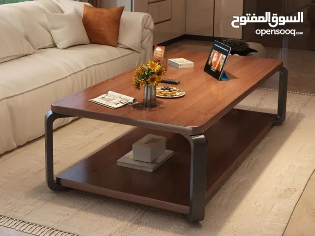 طاولة وسط عصرية تضيف لمسة فخامة لبيتك سطح خشبي بلون جوزي دافئ مع إطار معدني أسود أنيق