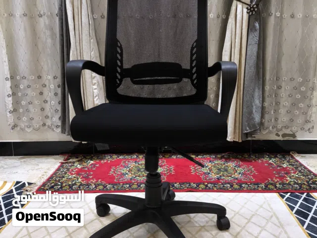 كرسي اسود راقي انيق و مرتب يصلح للمكتب و كل شيء