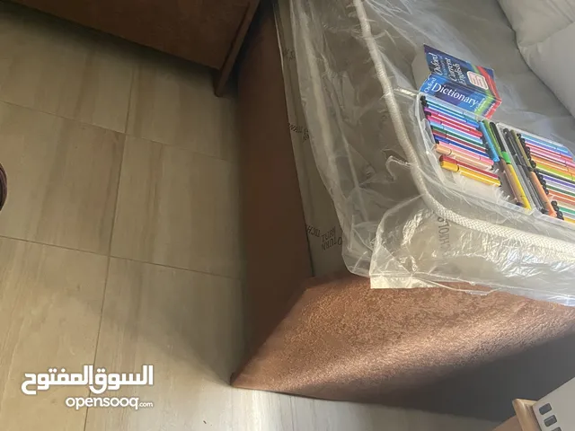 تخت مفرد غرفة نوم مفرد نظيف وشبه جديد