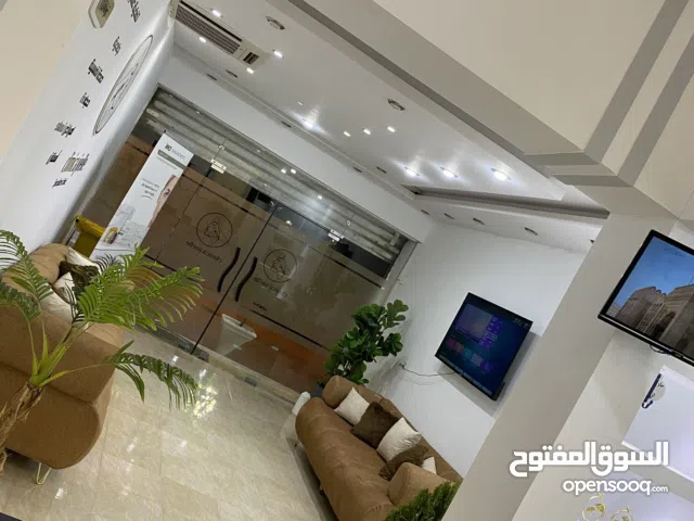 عيادة تخصصية متكاملـة ومفروشـه وبمعداتـه تتكـون من 5 غرف واستقبال وصالتين انتظـار بسعرر حررق