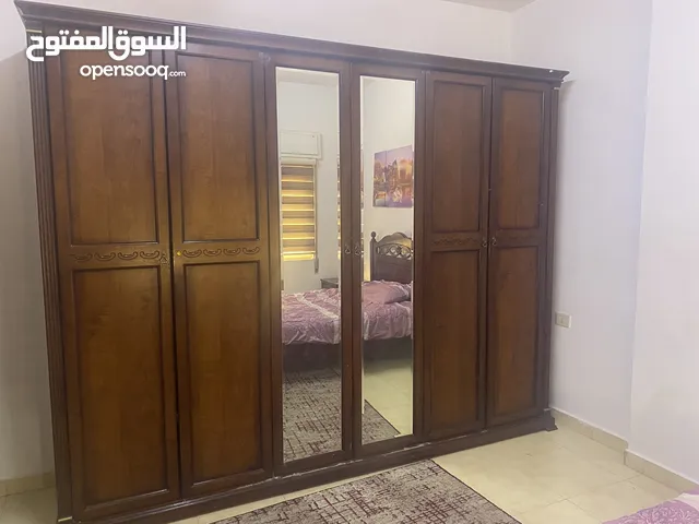 خزانة ملابس خشب مستعملة بحالة جيدة